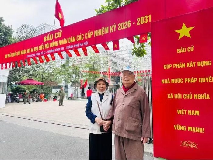 Cụ ông Nguyễn Văn Rừng, 95 tuổi, ở phường (Vĩnh Tuy, Hà Nội) trong ngày đi bầu cử. (Ảnh: Thùy Giang/Vietnam+)