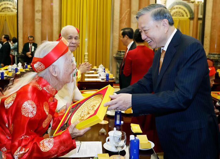 Tổng Bí thư, Chủ tịch nước Tô Lâm gặp mặt người cao tuổi tiêu biểu toàn quốc. (Ảnh: Thống Nhất/TTXVN)