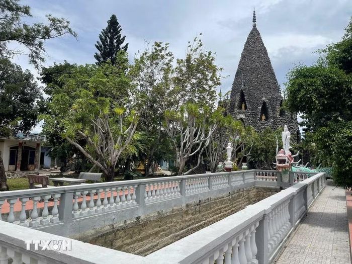 Tháp Bảo Tích được tạo dựng từ đá san hô, vỏ ốc và vỏ sò. (Ảnh: Đặng Tuấn/TTXVN)