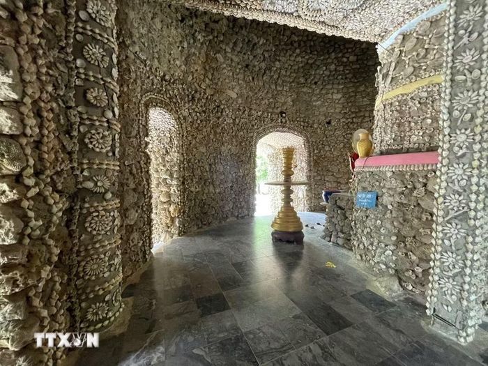 Hoa văn kết bằng vỏ ốc, vỏ sò trong tháp Bảo Tích ở chùa Từ Vân. (Ảnh: Đặng Tuấn/TTXVN)