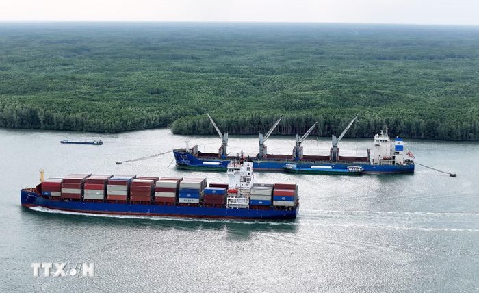 Tàu container nối đuôi qua tuyến luồng nước sâu vùng biển Cần Giờ. (Ảnh: Hồng Đạt/TTXVN)
