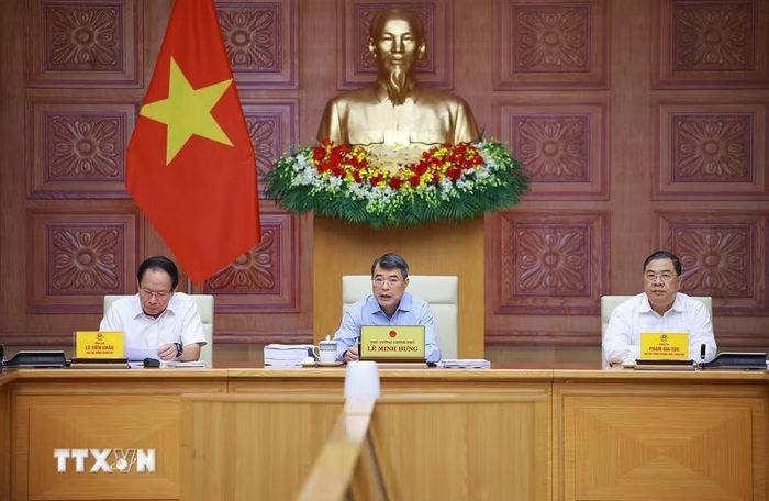 Thủ tướng Lê Minh Hưng và Phó Thủ tướng Thường trực Phạm Gia Túc, Phó Thủ tướng Lê Tiến Châu chủ trì họp về dự án Luật sửa đổi, bổ sung một số điều của Luật Đất đai; Luật Nhà ở và Luật Kinh doanh bất động sản. (Ảnh: Dương Giang/TTXVN)