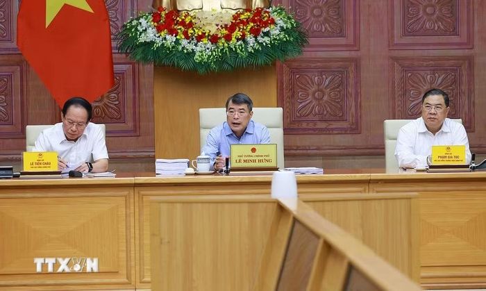 Thủ tướng Lê Minh Hưng và Phó Thủ tướng Thường trực Phạm Gia Túc, Phó Thủ tướng Lê Tiến Châu chủ trì họp về dự án Luật sửa đổi, bổ sung một số điều của Luật Đất đai; Luật Nhà ở và Luật Kinh doanh bất động sản. (Ảnh: Dương Giang/TTXVN)