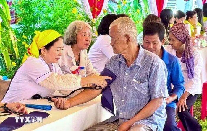 Đồng bào dân tộc Khmer xã Ô Lâm, An Giang, được các y bác sỹ khám bệnh, kiểm tra sức khỏe miễn phí. (Ảnh: Thanh Sang/TTXVN)