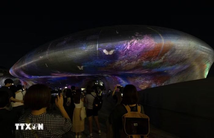 Người dân và du khách thưởng thức các màn trình diễn nghệ thuật ánh sáng tại Seoul, Hàn Quốc, ngày 8/9/2026. (Ảnh: THX/TTXVN phát)