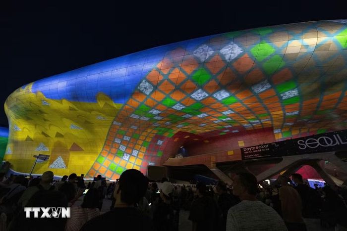 Người dân và du khách thưởng thức các màn trình diễn nghệ thuật ánh sáng tại Seoul, Hàn Quốc, ngày 8/9/2026. (Ảnh: THX/TTXVN phát)