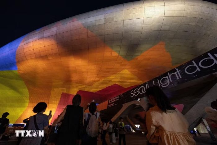 Người dân và du khách thưởng thức các màn trình diễn nghệ thuật ánh sáng tại Seoul, Hàn Quốc, ngày 8/9/2026. (Ảnh: THX/TTXVN phát)