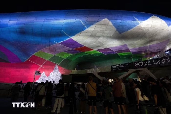 Người dân và du khách thưởng thức các màn trình diễn nghệ thuật ánh sáng tại Seoul, Hàn Quốc, ngày 8/9/2026. (Ảnh: THX/TTXVN phát)