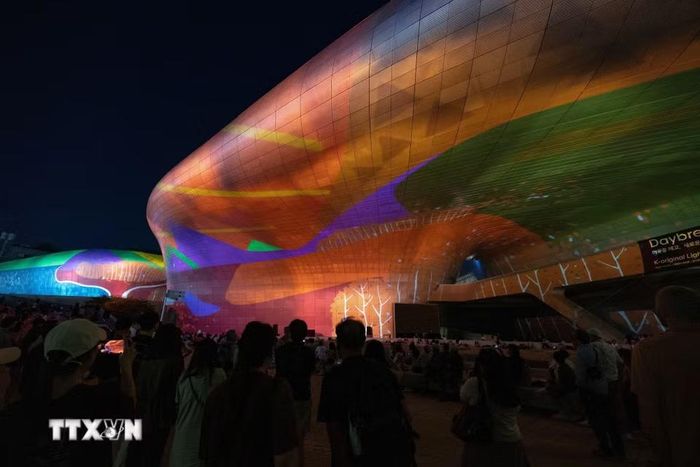 Người dân và du khách thưởng thức các màn trình diễn nghệ thuật ánh sáng tại Seoul, Hàn Quốc, ngày 8/9/2026. (Ảnh: THX/TTXVN phát)