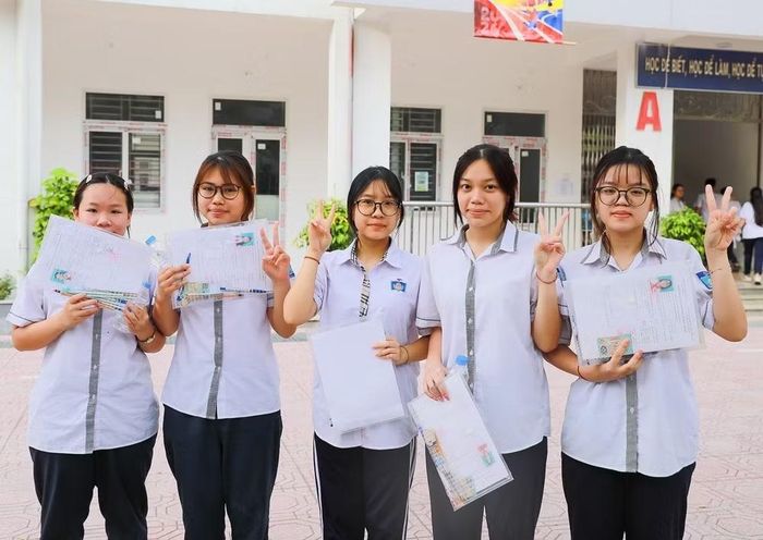 Thí sinh Hà Nội dự thi lớp 10 môn Ngữ văn tại điểm thi Trường Trung học phổ thông Đoàn Kết - Hai Bà Trưng. (Ảnh: Khánh Hòa/TTXVN)