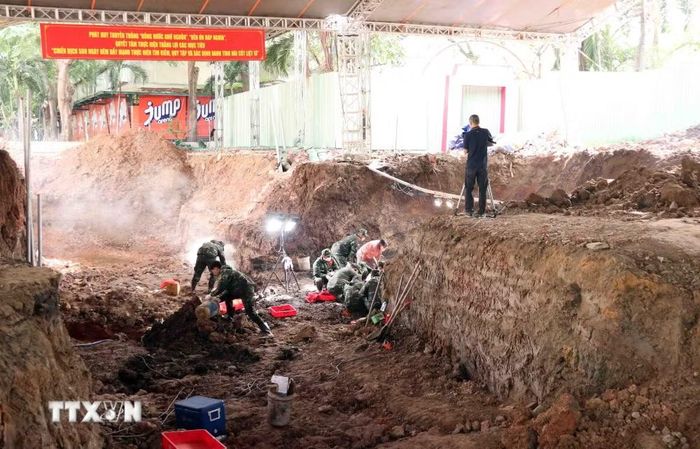 Rãnh mộ tập thể của liệt sĩ mới được phát hiện nằm gần vuông góc với hướng của rãnh mộ đầu tiên tại khu vực A. (Ảnh: Xuân Khu/TTXVN)