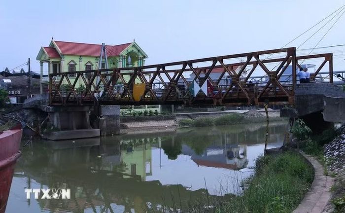 Cầu sắt bắc qua kênh Quần Liêu đang xuống cấp, không đảm bảo an toàn mùa mưa bão. (Ảnh: Công Luật/TTXVN)
