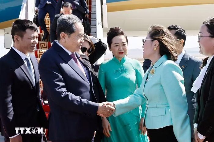Chủ tịch Quốc hội Trần Thanh Mẫn và Phu nhân đến thủ đô Ulan Bator, bắt đầu thăm chính thức Mông Cổ. (Ảnh: Doãn Tấn/TTXVN)