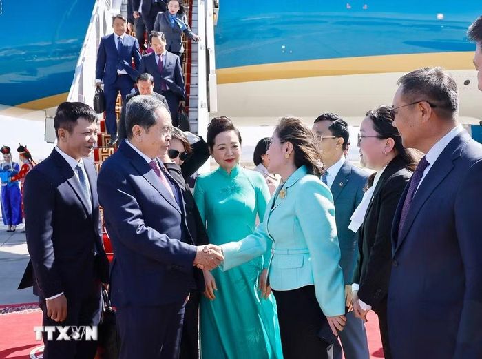 Chủ tịch Quốc hội Trần Thanh Mẫn và Phu nhân đến thủ đô Ulan Bator, bắt đầu thăm chính thức Mông Cổ. (Ảnh: Doãn Tấn/TTXVN)