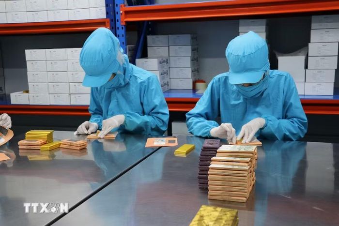 Nhân viên Công ty Trách nhiệm hữu hạn ca cao Xuân Ron Chợ Gạo tại xã Bình Ninh, tỉnh Đồng Tháp, đóng gói sản phẩm. (Ảnh: Hữu Chí/TTXVN)
