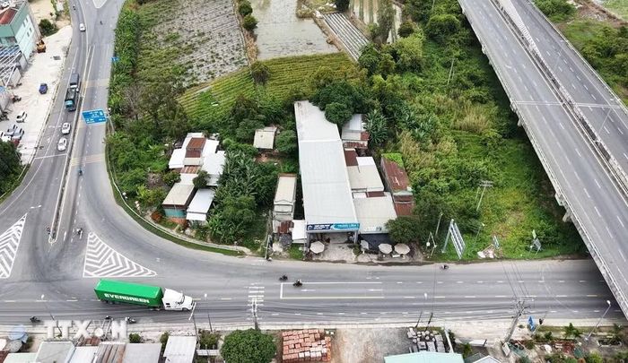 Hiện còn một số hộ dân đang sinh sống trong khu vực Dự án cải tạo nút giao An Bình. (Ảnh: Nhựt An/TTXVN)