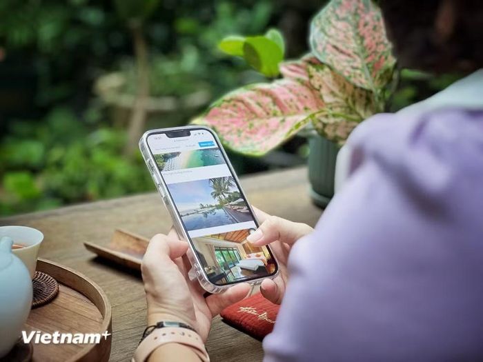 Những điểm đến được số hóa nhờ chuyển đổi số mang đến nhiều trải nghiệm thú vị cho du khách. Mọi thông tin từ điểm đến tới thanh toán đều có thể thực hiện trên điện thoại thông minh. (Ảnh minh họa: Mai Mai/Vietnam+)