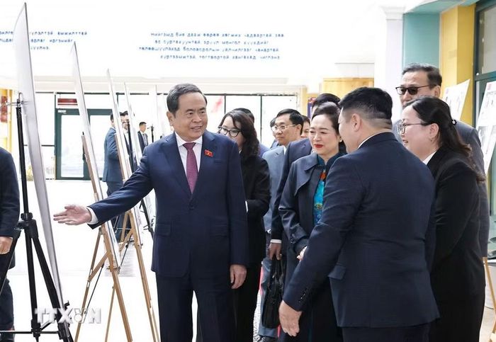 Chủ tịch Quốc hội Trần Thanh Mẫn và Phu nhân thăm Trường số 14 mang tên Chủ tịch Hồ Chí Minh. (Ảnh: Doãn Tấn/TTXVN)