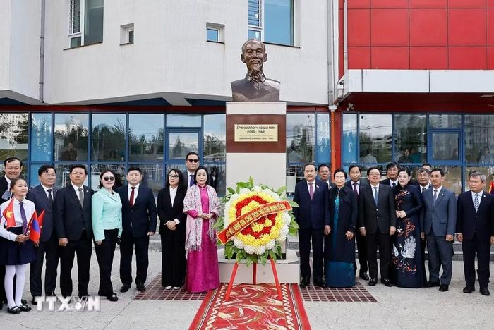 Chủ tịch Quốc hội Trần Thanh Mẫn và Phu nhân cùng đại biểu chụp ảnh lưu niệm tại Tượng đài Chủ tịch Hồ Chí Minh ở Trường số 14 mang tên Chủ tịch Hồ Chí Minh. (Ảnh: Doãn Tấn/TTXVN)