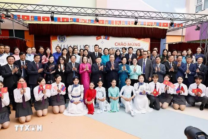 Chủ tịch Quốc hội Trần Thanh Mẫn và Phu nhân với lãnh đạo, học sinh Trường liên cấp số 14 mang tên Chủ tịch Hồ Chí Minh. (Ảnh: Doãn Tấn/TTXVN)