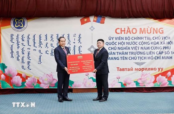 Chủ tịch Quốc hội Trần Thanh Mẫn tặng quà Trường liên cấp số 14 mang tên Chủ tịch Hồ Chí Minh. (Ảnh: Doãn Tấn/TTXVN)