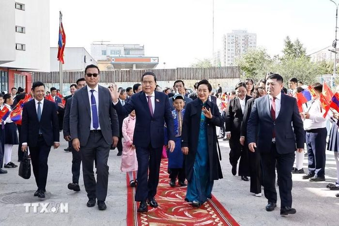 Chủ tịch Quốc hội Trần Thanh Mẫn và Phu nhân thăm Trường liên cấp số 14 mang tên Chủ tịch Hồ Chí Minh. (Ảnh: Doãn Tấn/TTXVN)