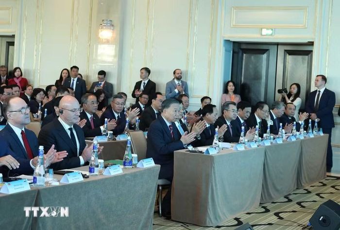 Tổng Bí thư, Chủ tịch nước Tô Lâm và Phó Thủ tướng Nga Dmitry Chernyshenko cùng các đại biểu tham dự Diễn đàn Khoa học và Công nghệ Việt Nam-Liên bang Nga. (Ảnh: Thống Nhất/TTXVN)