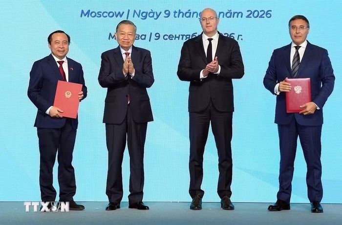 Tổng Bí thư, Chủ tịch nước Tô Lâm và Phó Thủ tướng Nga Dmitry Chernyshenko chứng kiến trao thoả thuận hợp tác giữa hai nước. (Ảnh: Thống Nhất/TTXVN)