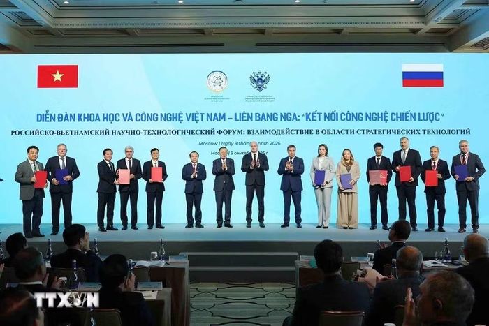 Tổng Bí thư, Chủ tịch nước Tô Lâm và Phó Thủ tướng Nga Dmitry Chernyshenko chứng kiến trao thỏa thuận hợp tác giữa hai nước. (Ảnh: Thống Nhất/TTXVN)
