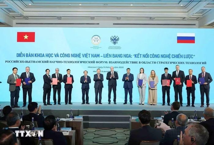 Tổng Bí thư, Chủ tịch nước Tô Lâm và Phó Thủ tướng Nga Dmitry Chernyshenko chứng kiến trao thỏa thuận hợp tác giữa hai nước. (Ảnh: Thống Nhất/TTXVN)