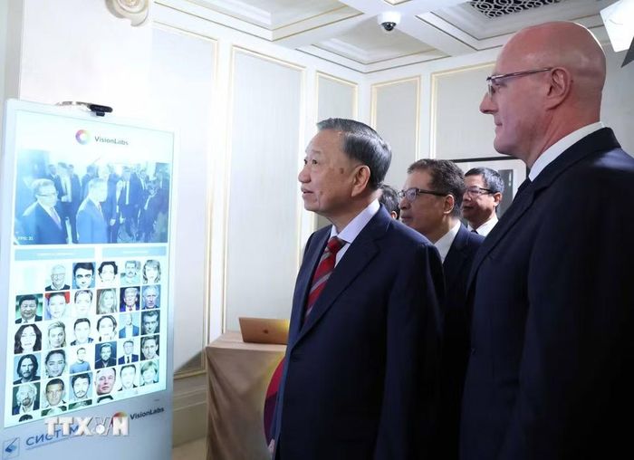 Tổng Bí thư, Chủ tịch nước Tô Lâm và Phó Thủ tướng Nga Dmitry Chernyshenko xem một số hình ảnh về quan hệ hợp tác Việt-Nga. (Ảnh: Thống Nhất/TTXVN)