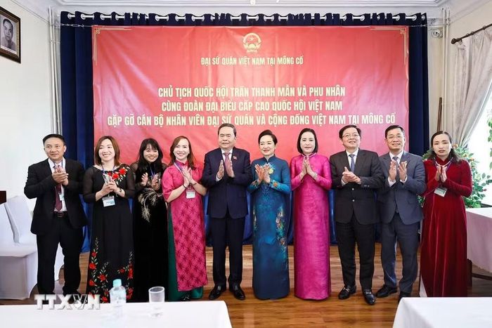 Chủ tịch Quốc hội Trần Thanh Mẫn và Phu nhân với đại biểu. (Ảnh: Doãn Tấn/TTXVN)