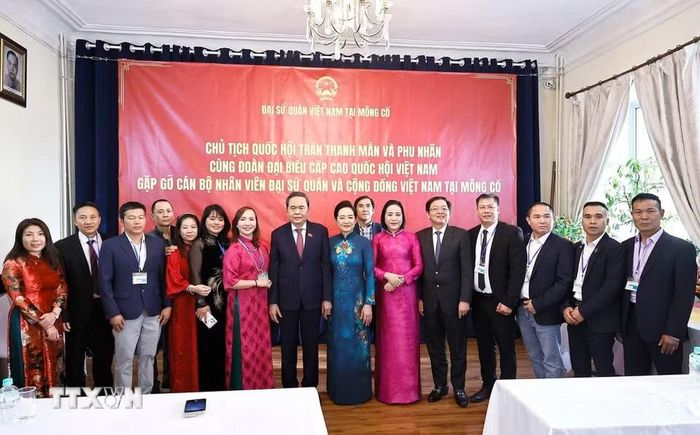 Chủ tịch Quốc hội Trần Thanh Mẫn và Phu nhân với đại biểu. (Ảnh: Doãn Tấn/TTXVN)