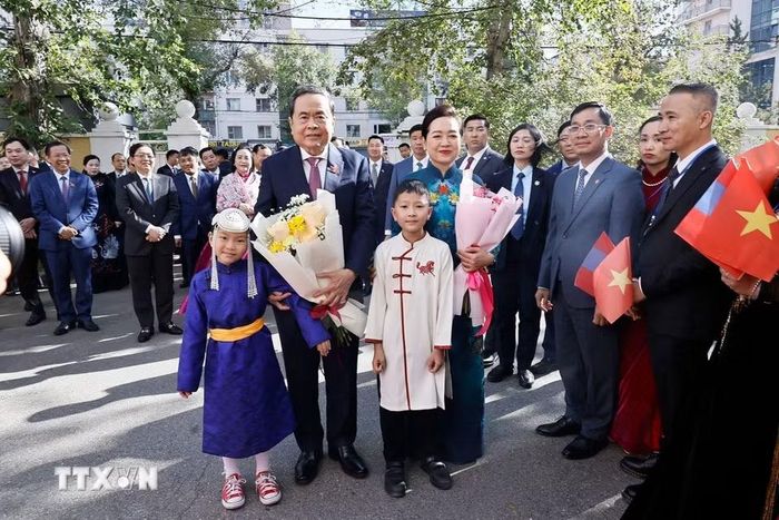 Chủ tịch Quốc hội Trần Thanh Mẫn và Phu nhân gặp gỡ cán bộ, nhân viên Đại sứ quán và cộng đồng người Việt Nam tại Mông Cổ. (Ảnh: Doãn Tấn/TTXVN)