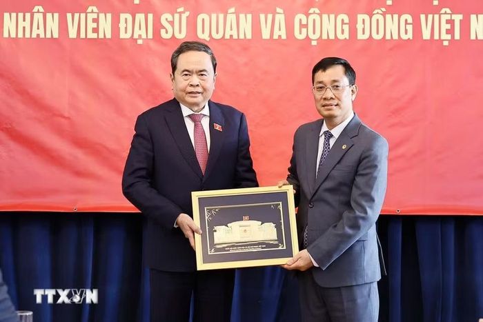 Chủ tịch Quốc hội Trần Thanh Mẫn tặng quà cho cán bộ, nhân viên Đại sứ quán Việt Nam tại Mông Cổ. (Ảnh: Doãn Tấn/TTXVN)