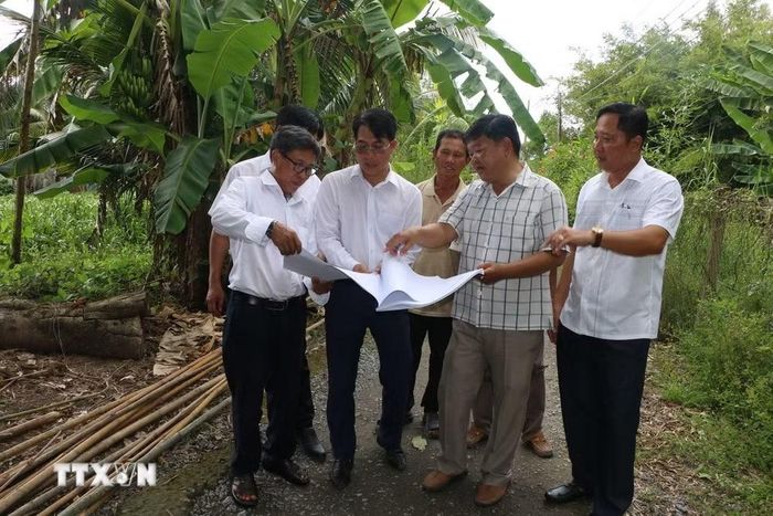 Chính quyền xã Phương Bình, thành phố Cần Thơ và các đơn vị liên quan triển khai ra nhân dân thực hiện tuyến đường nông thôn Quang Phong, dài hơn 2km. (Ảnh: Duy Khương/TTXVN)