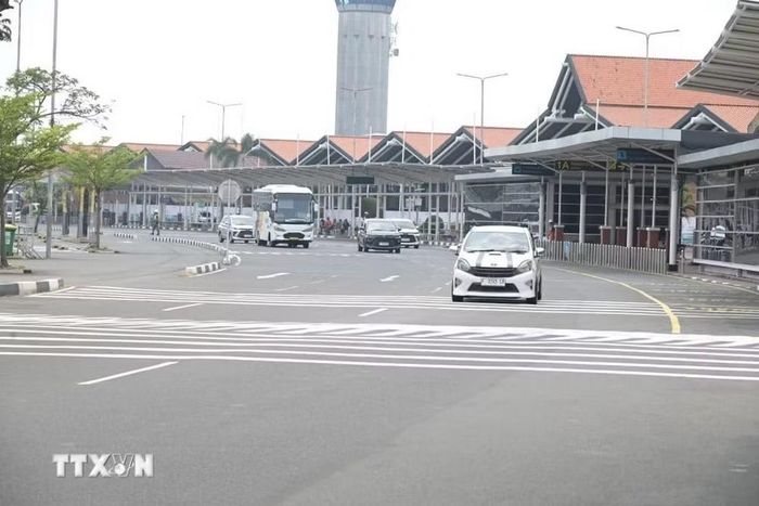 Sân bay quốc tế Soekarno Hatta phải tạm dừng hoạt động do tro bụi núi lửa, khiến 964 chuyến bay bị ảnh hưởng. (Ảnh: Đỗ Quyên/TTXVN)