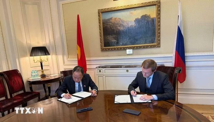 Giáo sư, Tiến sỹ Trần Hồng Thái, Chủ tịch Viện Hàn lâm Khoa học và Công nghệ Việt Nam (Viện Hàn lâm) và ông Artyom Zassourky, Phó Chủ tịch phụ trách Kinh doanh quốc tế, Công ty Cổ phần đại chúng AFK Sistema (AFK Sistema), ký văn bản hợp tác. (Ảnh: TTXVN phát)