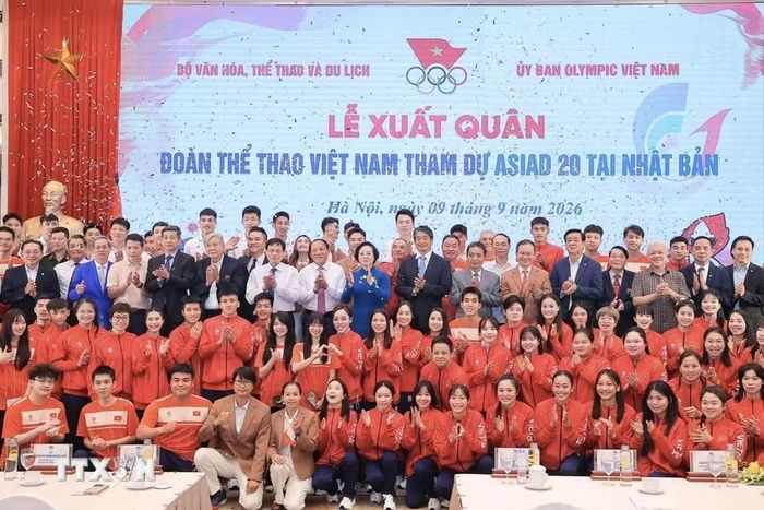 Phó Thủ tướng Phạm Thị Thanh Trà chụp ảnh với đại biểu và thành viên đoàn Thể thao Việt Nam tham dự ASIAD 20. (Ảnh: Minh Quyết/TTXVN)