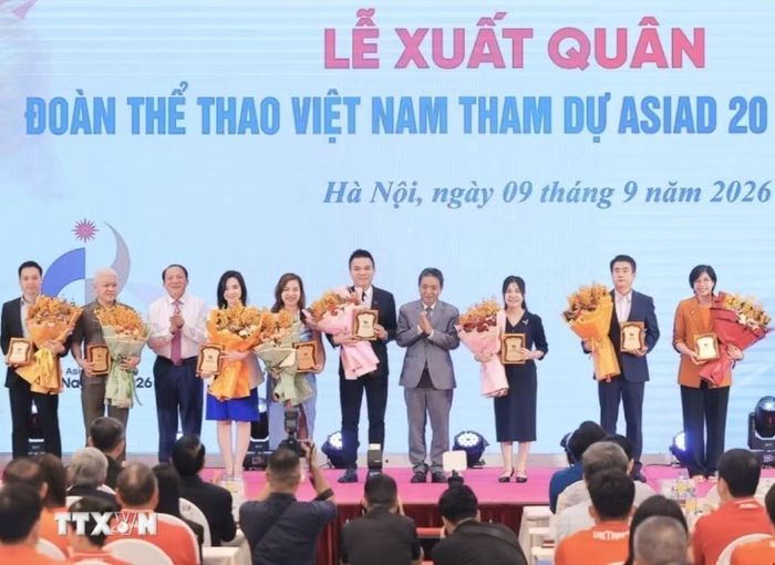 Ban tổ chức tặng hoa và bảng danh vị cho các đơn vị tài trợ. (Ảnh: Minh Quyết/TTXVN)