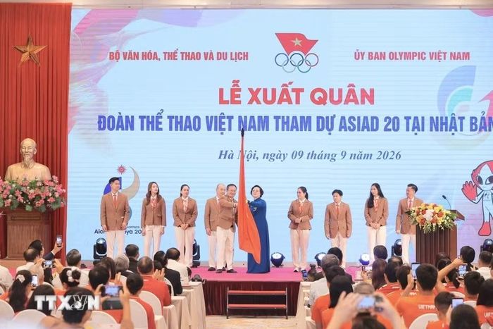 Phó Thủ tướng Phạm Thị Thanh Trà trao cờ cho đoàn Thể thao Việt Nam tham dự ASIAD 20. (Ảnh: Minh Quyết/TTXVN)