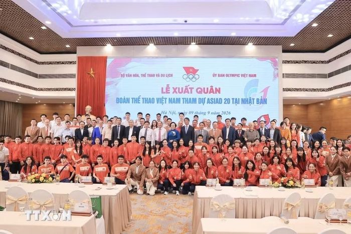 Phó Thủ tướng Phạm Thị Thanh Trà chụp ảnh với đại biểu và thành viên đoàn Thể thao Việt Nam tham dự ASIAD 20. (Ảnh: Minh Quyết/TTXVN)