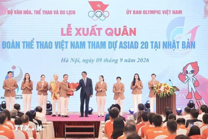 Đại sứ Nhật Bản tại Việt Nam Ito Naoki tặng hoa đoàn Thể thao Việt Nam tham dự ASIAD 20. (Ảnh: Minh Quyết/TTXVN)