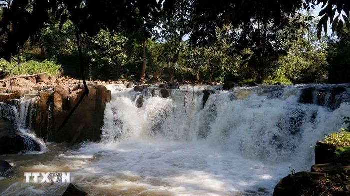Thác Đứng tại Đồng Nai là nơi thu hút khách du lịch muốn tận hưởng không khí trong lành, hòa mình với thiên nhiên. (Ảnh: Nhật Bình/TTXVN)