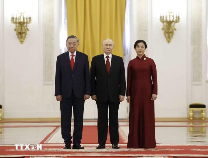 Tổng thống Liên bang Nga Vladimir Putin đón Tổng Bí thư, Chủ tịch nước Tô Lâm và Phu nhân. (Ảnh: Thống Nhất/TTXVN)