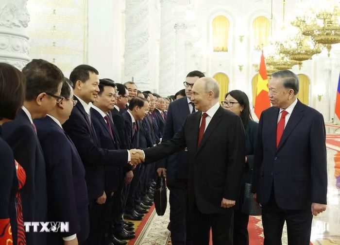 Tổng Bí thư, Chủ tịch nước Tô Lâm và Tổng thống Liên bang Nga Vladimir Putin với đại biểu Việt Nam. (Ảnh: Thống Nhất/TTXVN)