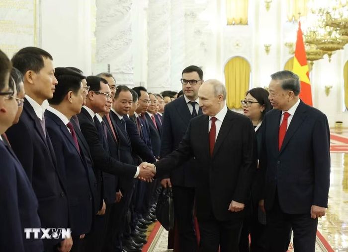 Tổng Bí thư, Chủ tịch nước Tô Lâm và Tổng thống Liên bang Nga Vladimir Putin với đại biểu Việt Nam. (Ảnh: Thống Nhất/TTXVN)