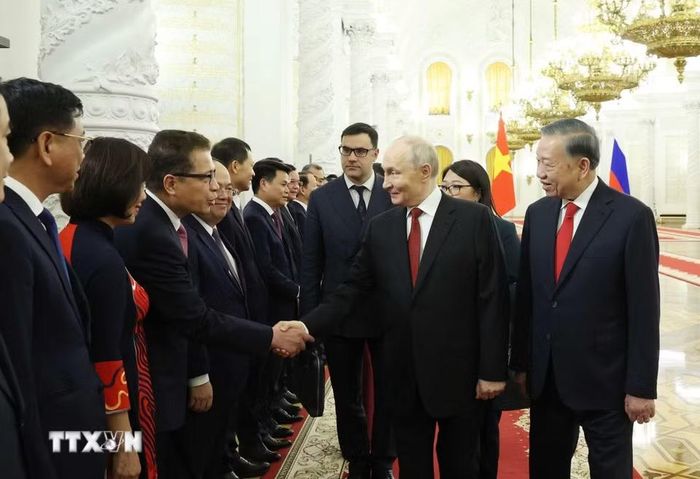 Tổng Bí thư, Chủ tịch nước Tô Lâm và Tổng thống Liên bang Nga Vladimir Putin với đại biểu Việt Nam. (Ảnh: Thống Nhất/TTXVN)
