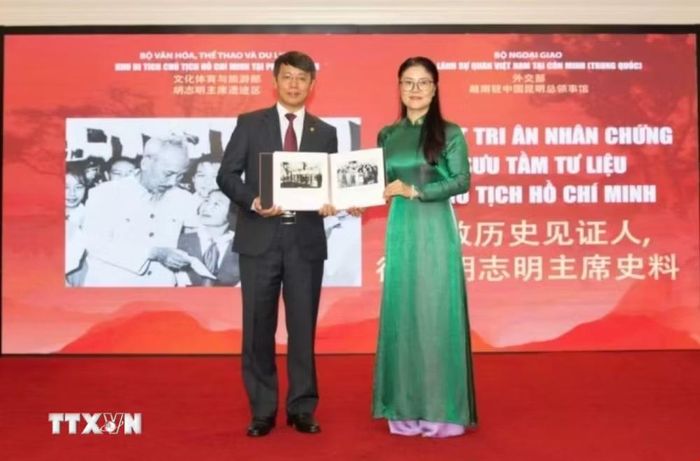 Tổng Lãnh sự Việt Nam tại Côn Minh Nghiêm Việt Chung giới thiệu những hình tư liệu quý về Bác. (Ảnh: TTXVN phát)