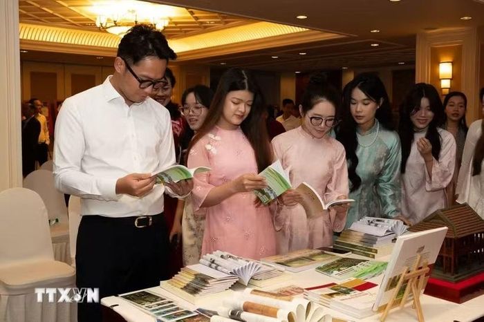Lưu học sinh tìm hiểu những tác phẩm về ấn phẩm sách, ảnh tiêu biểu về cuộc đời, sự nghiệp, tư tưởng, đạo đức, phong cách Chủ tịch Hồ Chí Minh. (Ảnh: TTXVN phát)